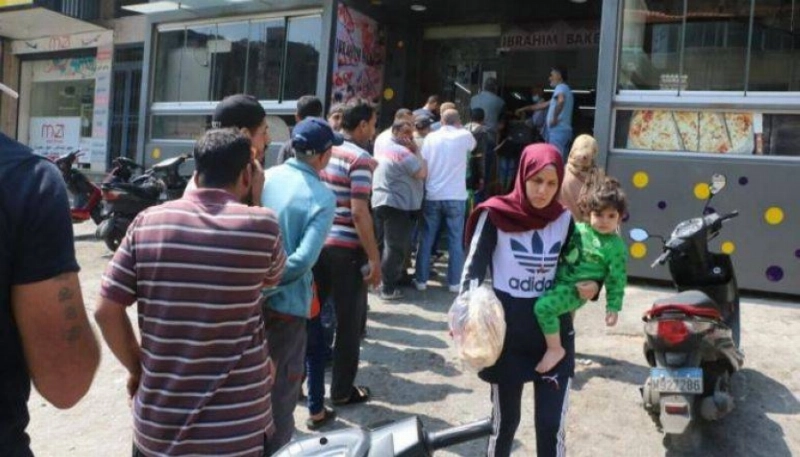 أحد طوابير الخبز في لبنان (مكة)