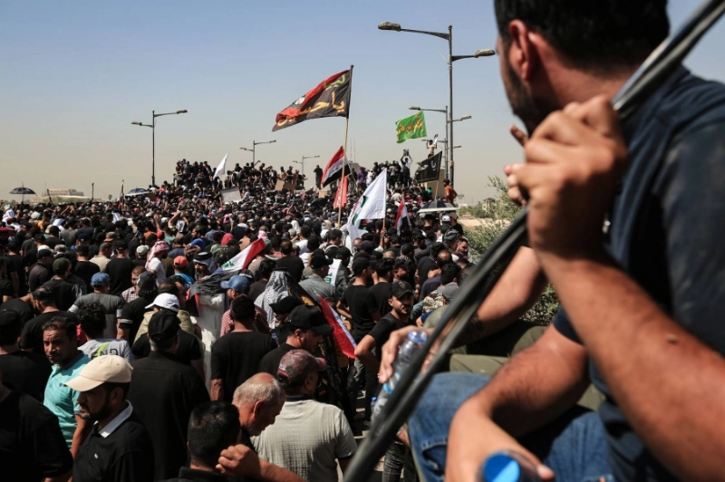متظاهرون في محيط البرلمان العراقي (د ب أ)