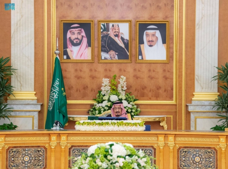 الملك سلمان مترئسا جلسة مجلس الوزراء أمس (واس)
