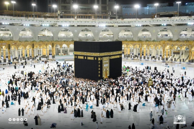 الطواف حول الكعبة بلا حواجز وقائية (مكة)