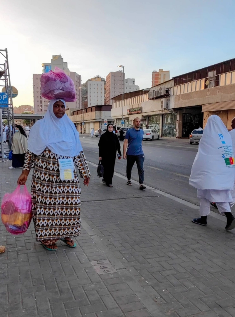 عدد من الحجاج خلال شراء الهدايا قبل المغادرة إلى بلدانهم (أنس الحارثي)