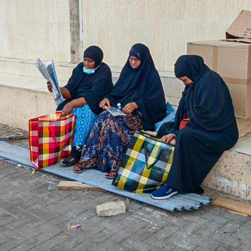 عدد من الحجاج خلال شراء الهدايا قبل المغادرة إلى بلدانهم (أنس الحارثي)