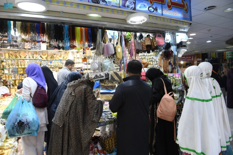 حجاج ينتقون هداياهم بأحد الأسواق