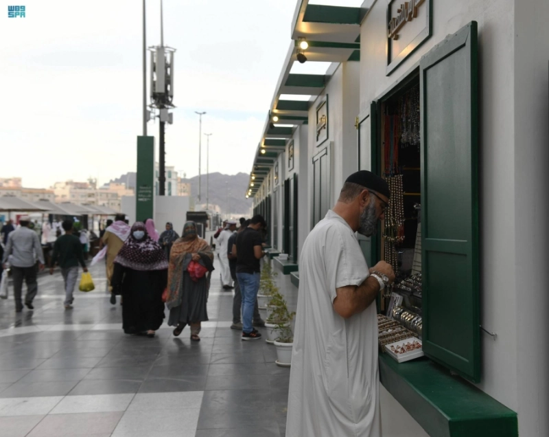 حجاج ينتقون هداياهم بأحد الأسواق (مكة)