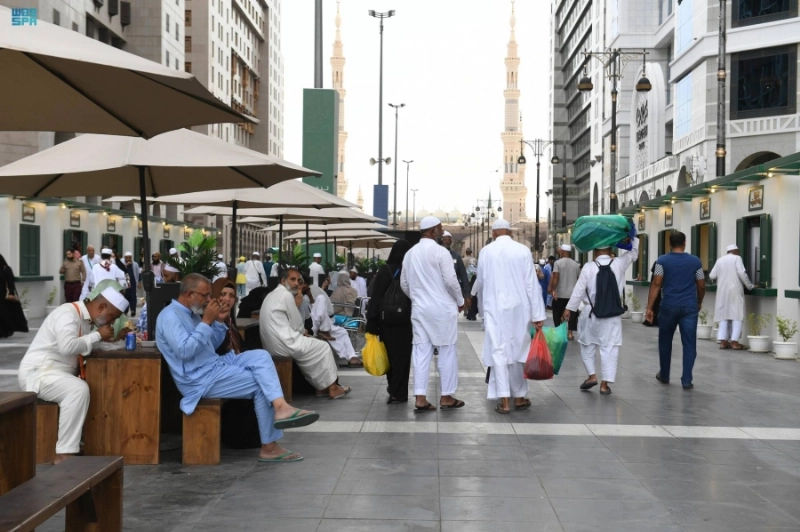 حجاج خلال وجودهم بأحد الأسواق (مكة)