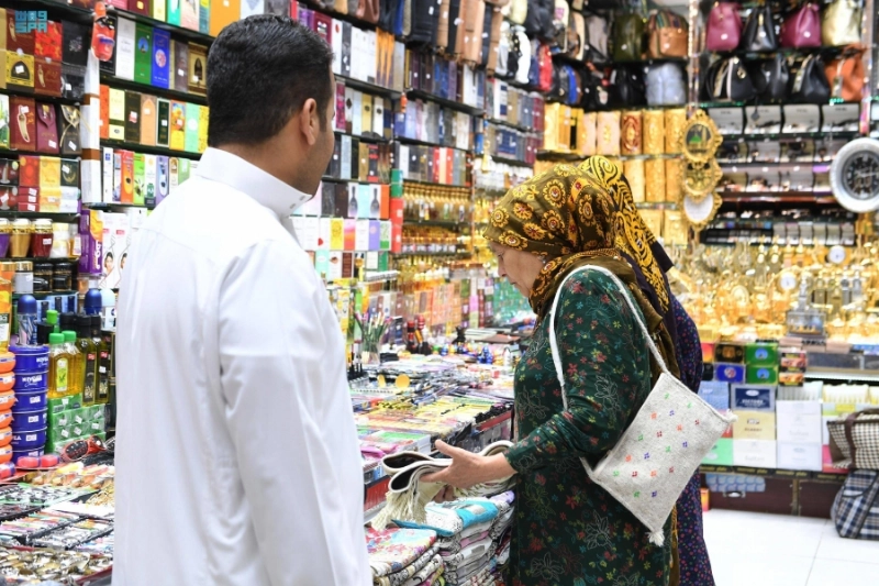 حاجة تنتقي بعض الهدايا
