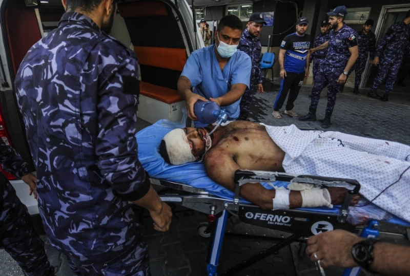 فلسطيني مصاب جراء القصف الإسرائيلي