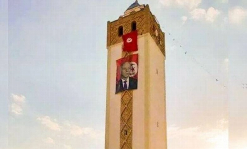 صورة للرئيس قيس بن سعيد عُلقت على مئذنة
