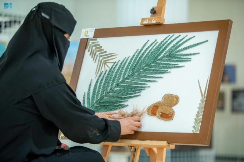 تشكيلية خلال مشاركتها (مكة)