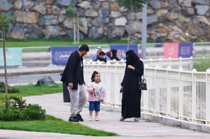 أسرة تتجول في موقع الفعاليات