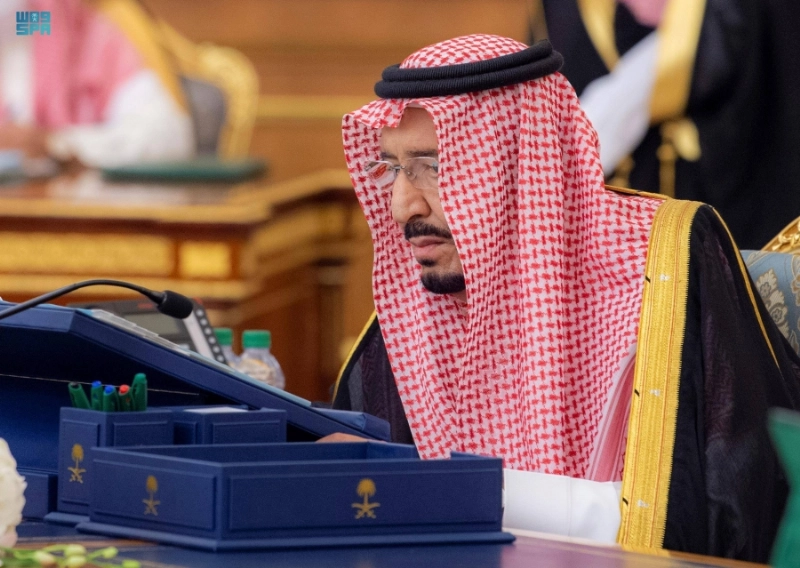 الملك سلمان خلال ترؤسه جلسة المجلس أمس (واس)
