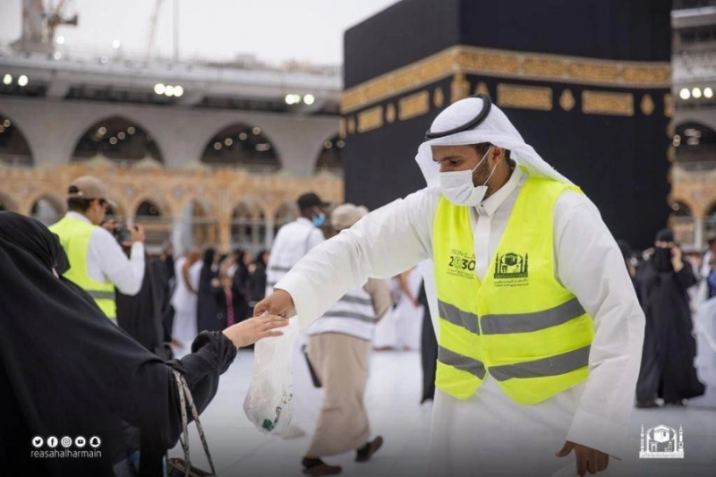 من توزيع وجبات الإفطار بالمسجد الحرام (مكة)