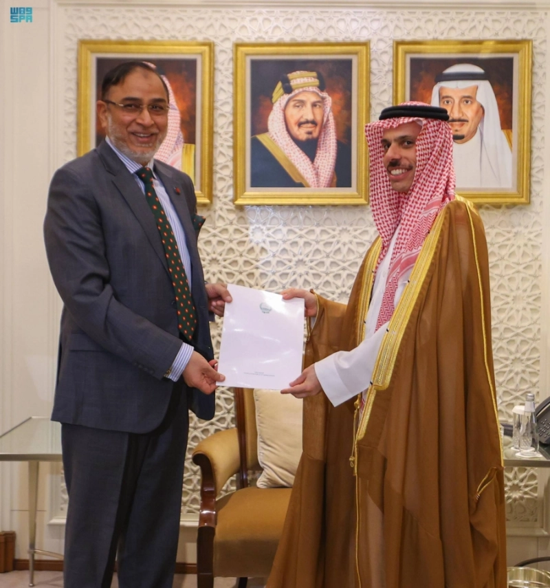 فيصل بن فرحان خلال تسلم الرسالة (واس)