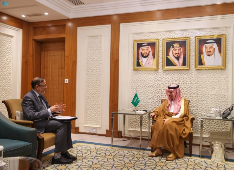 فيصل بن فرحان خلال تسلم الرسالة (واس)
