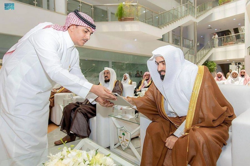 اليوسف يدشن مجموعة المبادئ (مكة)