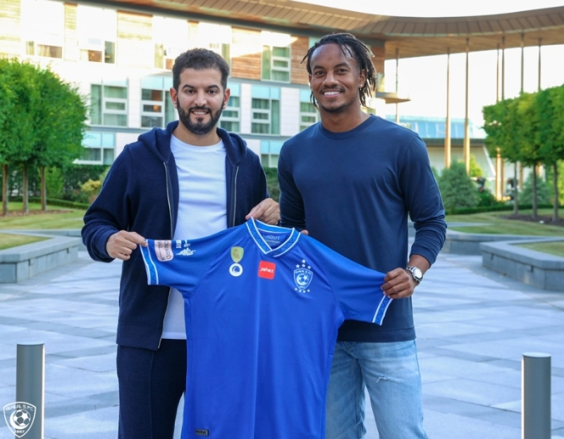 أندريه كارليو مع فهد بن نافل بعد التجديد للهلال