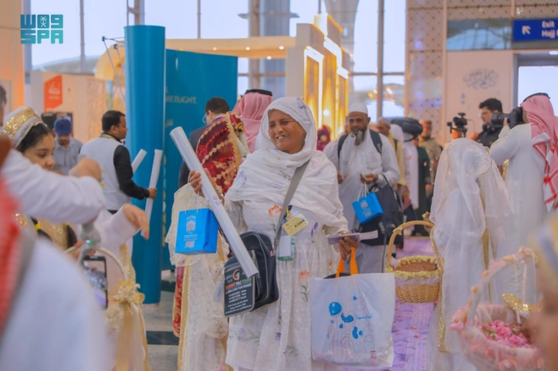 الحجاج لدى مغادرتهم أمس (مكة)