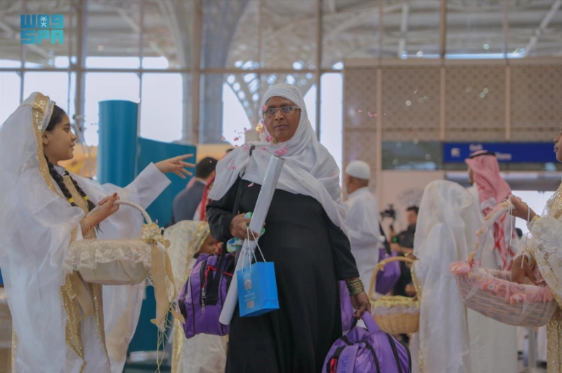 الحجاج لدى مغادرتهم أمس (مكة)