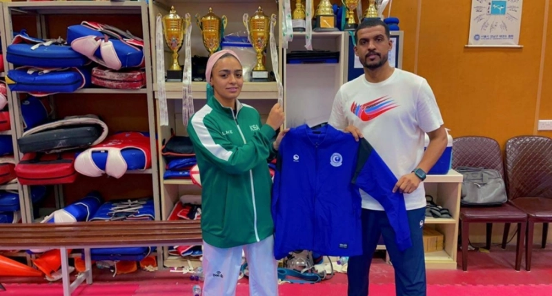 اللاعبه مع الكابتن مشعل الدوسري مدرب نادي الهلال