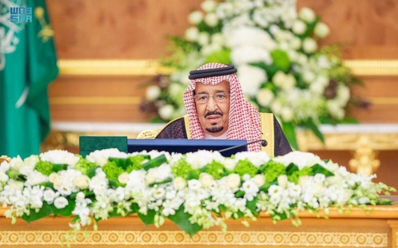 خادم الحرمين خلال ترؤسه جلسة مجلس الوزراء أمس (واس)