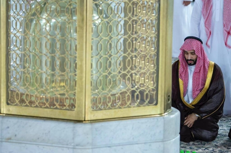 ولي العهد خلال أداء ركعتي السنة (مكة)