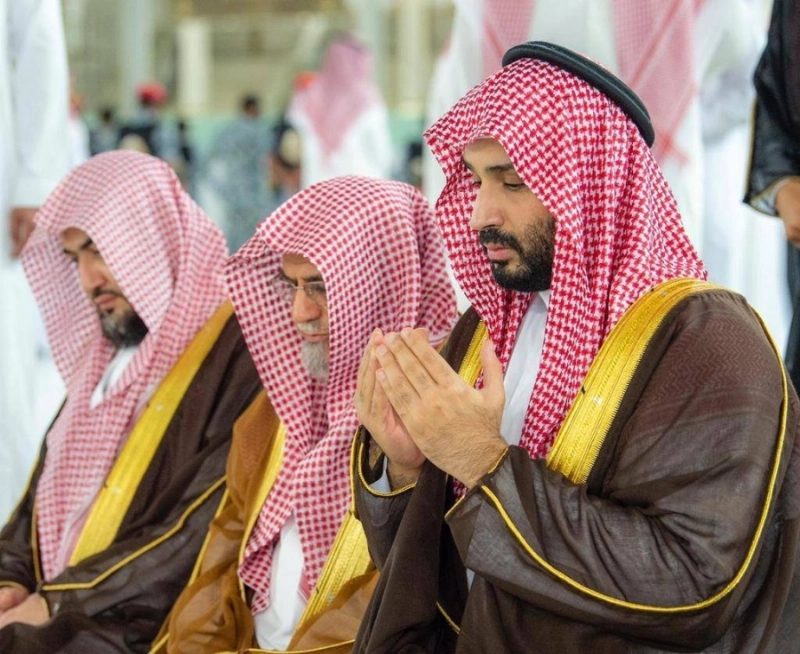 ولي العهد مبتهلا إلى الله قبل غسل الكعبة المشرفة (مكة)