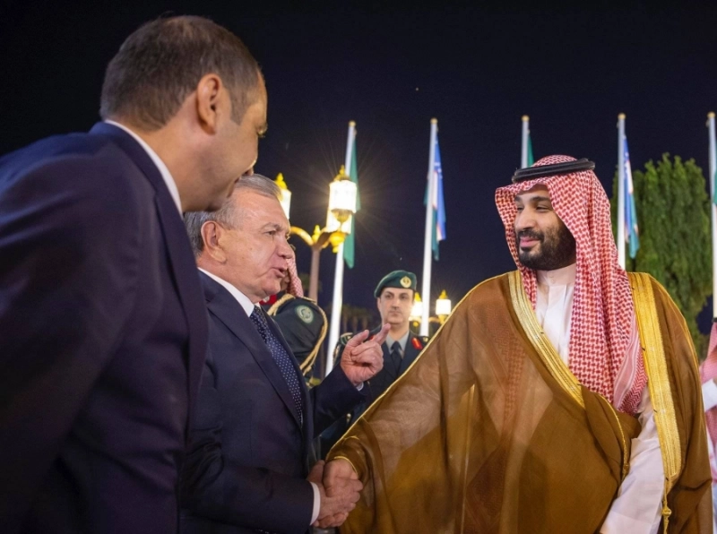 الأمير محمد بن سلمان مصافحا الرئيس الأوزبكي (واس)