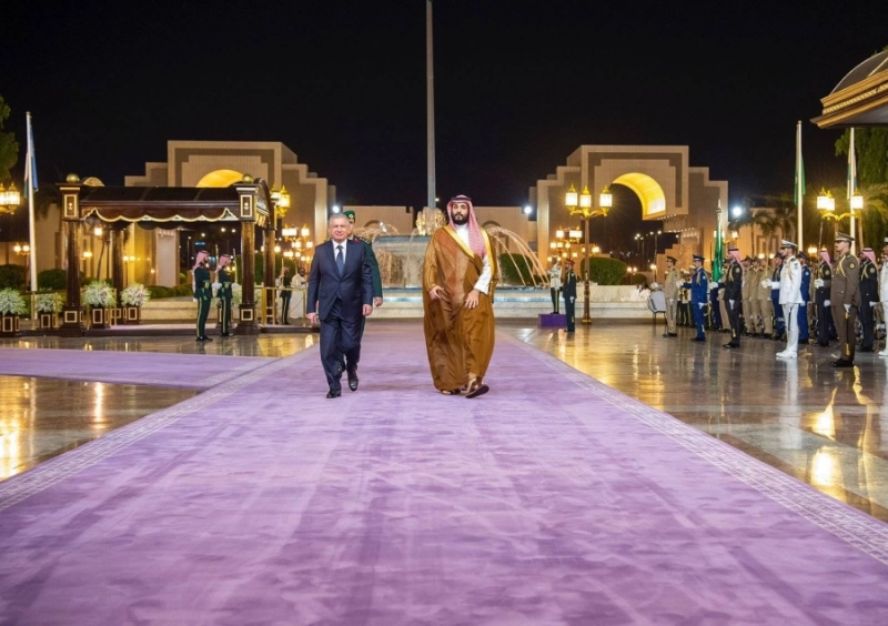 الأمير محمد بن سلمان خلال استقبال الرئيس الأوزبكي بقصر السلام أمس (واس)