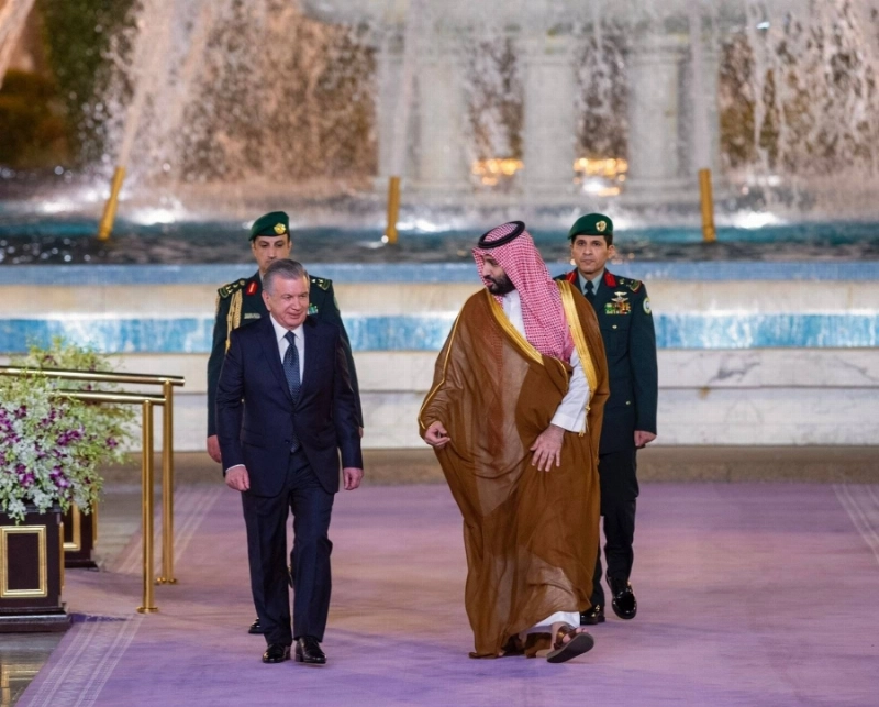 الأمير محمد بن سلمان خلال استقبال الرئيس الأوزبكي بقصر السلام أمس (واس)