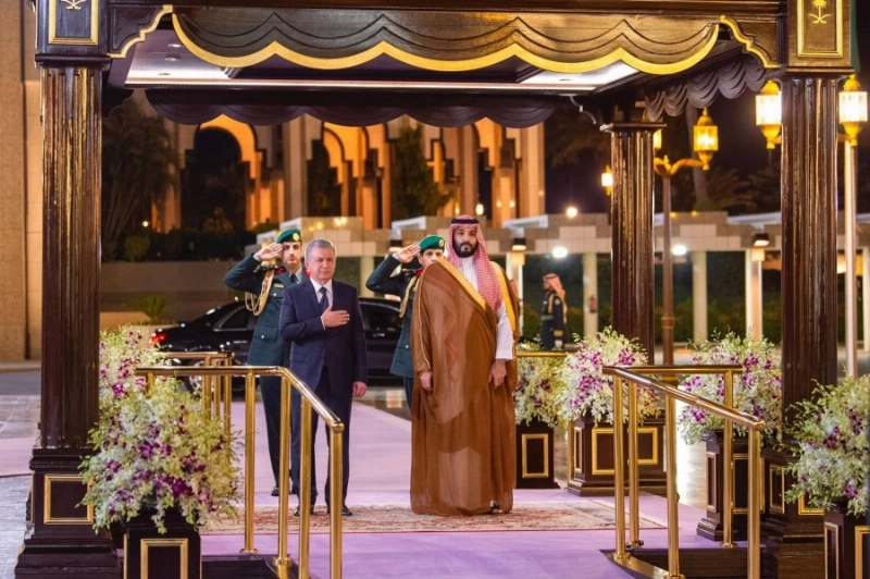 الأمير محمد بن سلمان خلال استقبال الرئيس الأوزبكي بقصر السلام أمس (واس)