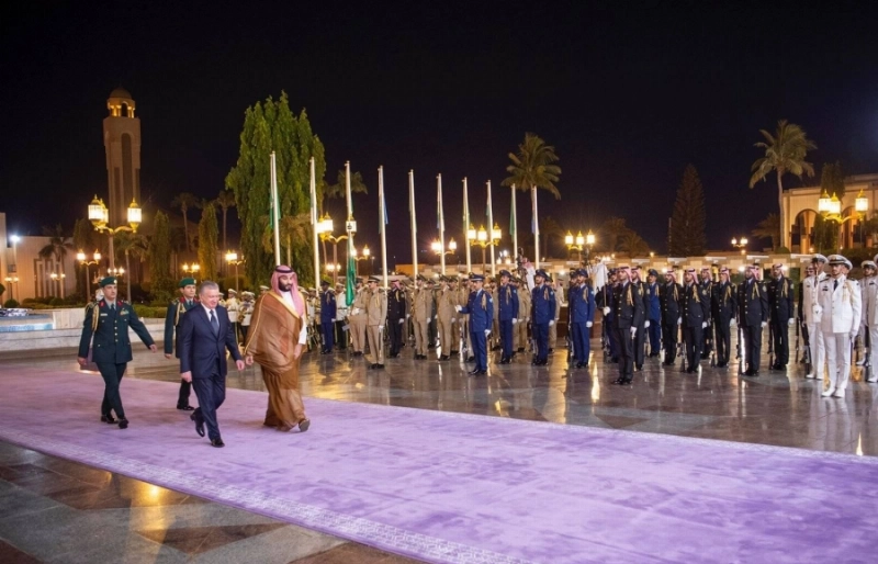 الأمير محمد بن سلمان خلال استقبال الرئيس الأوزبكي بقصر السلام أمس (واس)
