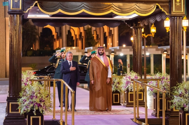 ولي العهد ورئيس أوزبكستان خلال مراسم الاستقبال الرسمية أمس