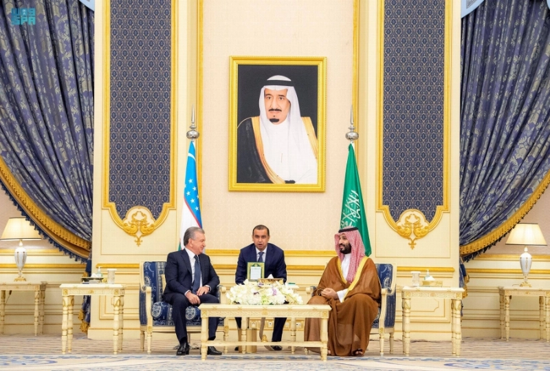 الأمير محمد بن سلمان خلال استقبال شوكت ميرضيائيف بقصر السلام في جدة أمس (واس)