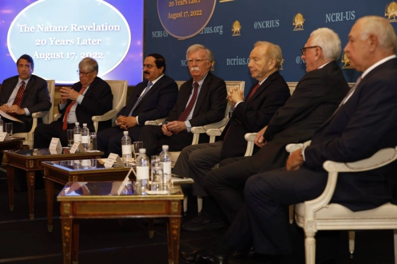 جون بولتون ومجموعة من الساسة خلال حلقة النقاش (مكة)