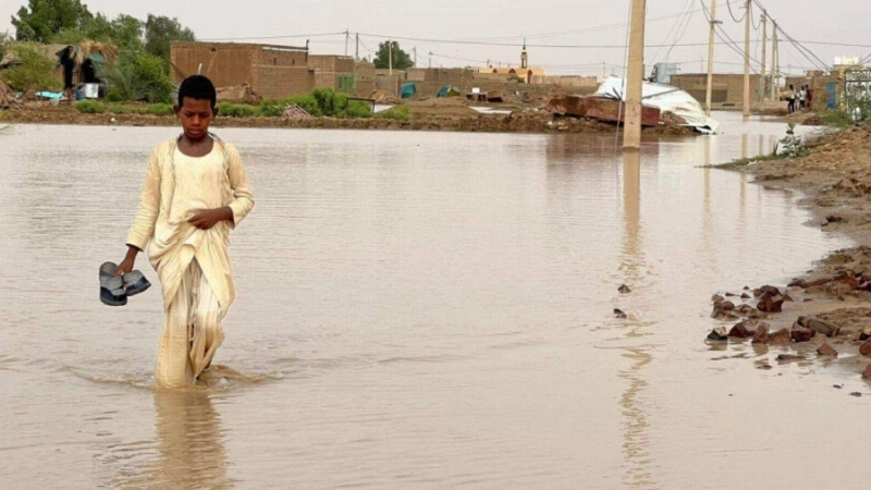 أحد الشوارع تحول إلى بركة مياه بالسودان (مكة)