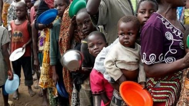 أطفال يصطفون في انتظار مساعدات الغذاء (مكة)