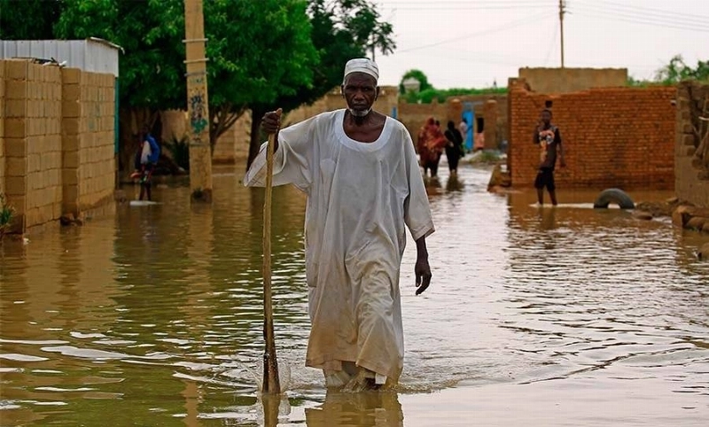 سوداني يسير وسط المياه (مكة)