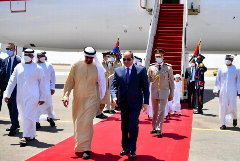 السيسي يستقبل محمد بن زايد (د ب أ)