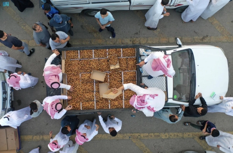 شباب سعوديون يمارسون البيع بالتجزئة (مكة)
