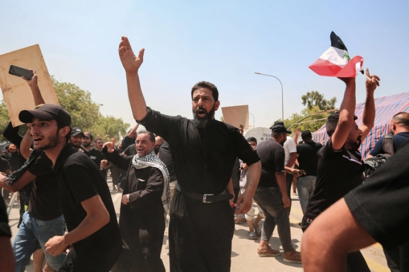 محتجون عراقيون أمام مجلس القضاء الأعلى (د ب أ)