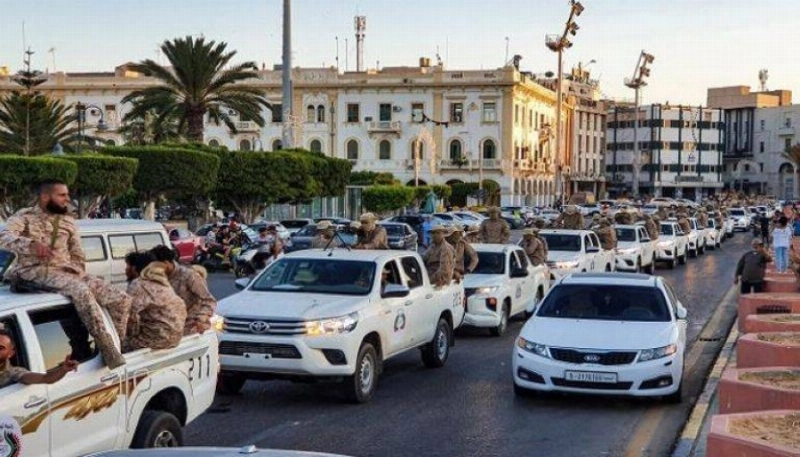 حشود عسكرية في العاصمة الليبية (مكة)