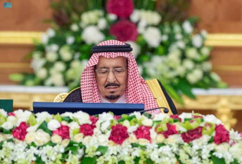 خادم الحرمين خلال ترؤسه جلسة مجلس الوزراء أمس (واس)