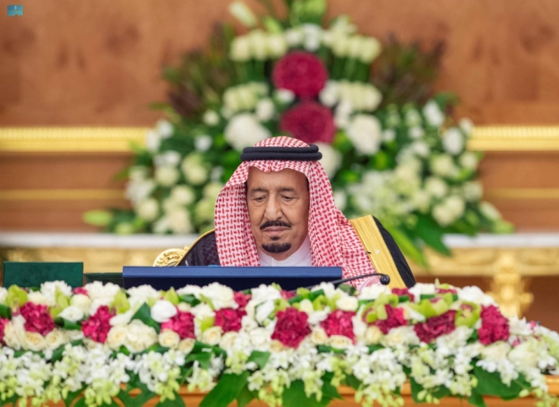 الملك سلمان مترئسا جلسة مجلس الوزراء أمس (واس)