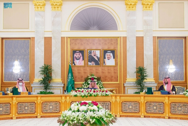 خادم الحرمين مترئسا جلسة مجلس الوزراء بحضور ولي العهد أمس في جدة (واس)