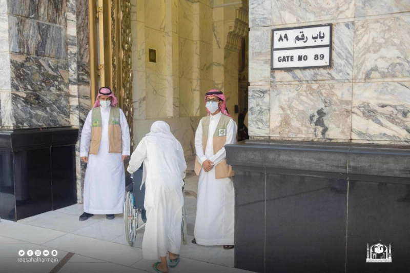 موظفان يشرفان على أحد الأبواب (مكة)
