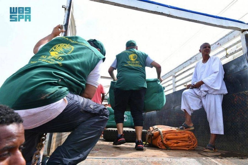 فريق مركز الملك سلمان يحمل المساعدات