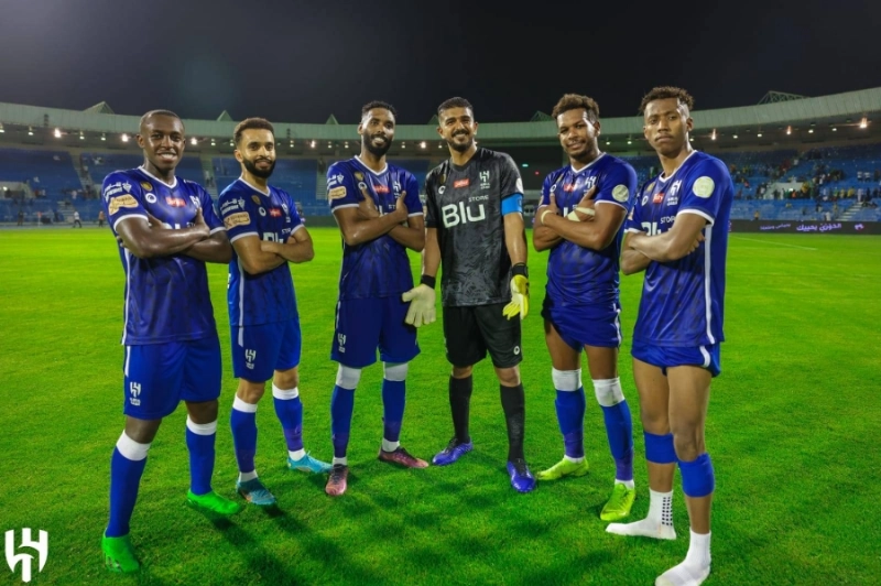 لاعبو الهلال بعد الفوز على الخليج