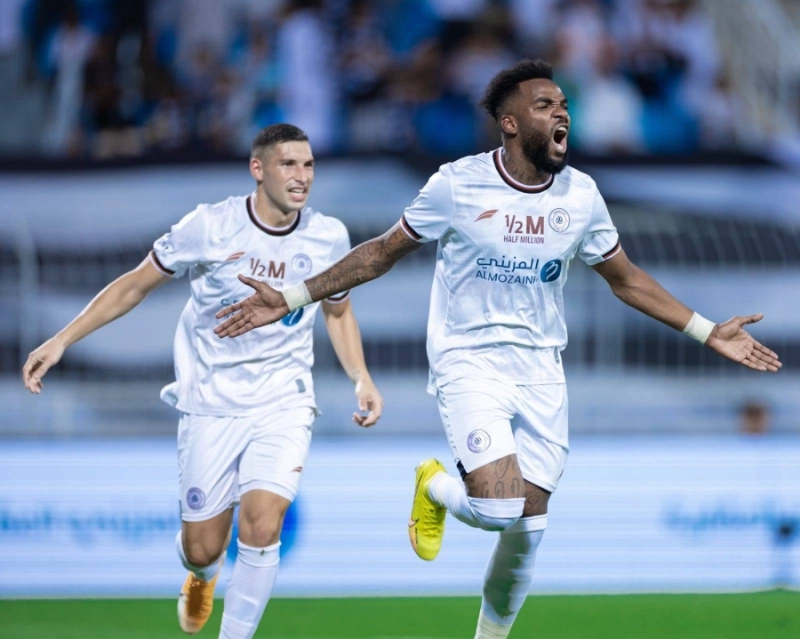 احتفال آرون لاعب الشباب