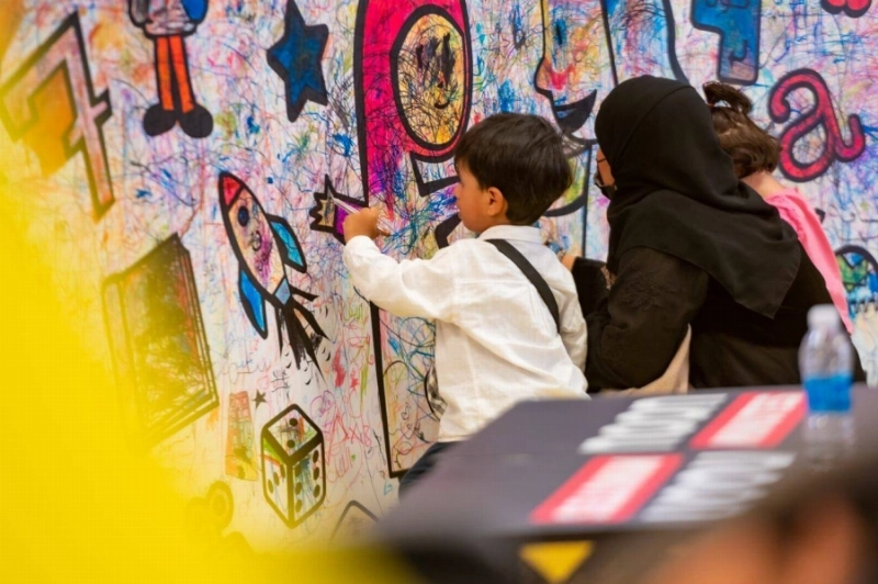 طفل يلون رسومات (مكة)