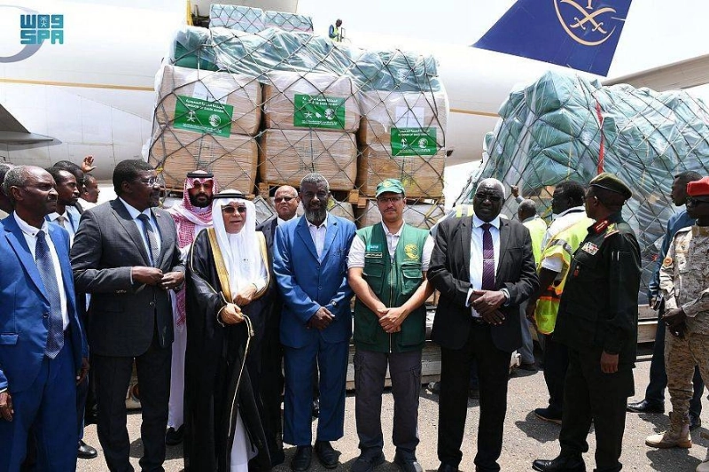 مسؤولون سودانيون في استقبال الإغاثات السعودية (واس)